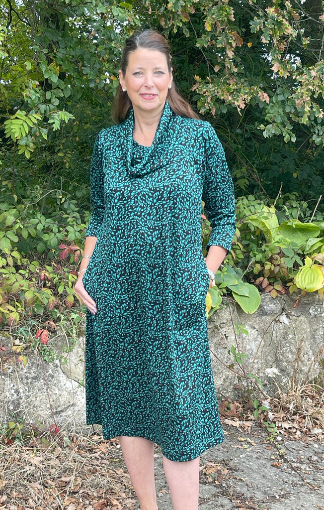 Weekender jersey dress in emerald/black and three lengths