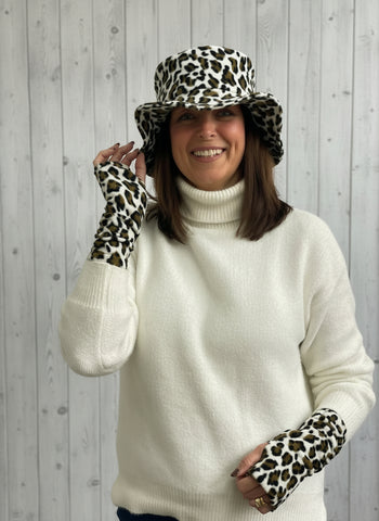 Wristwarmers in Snow Leopard print